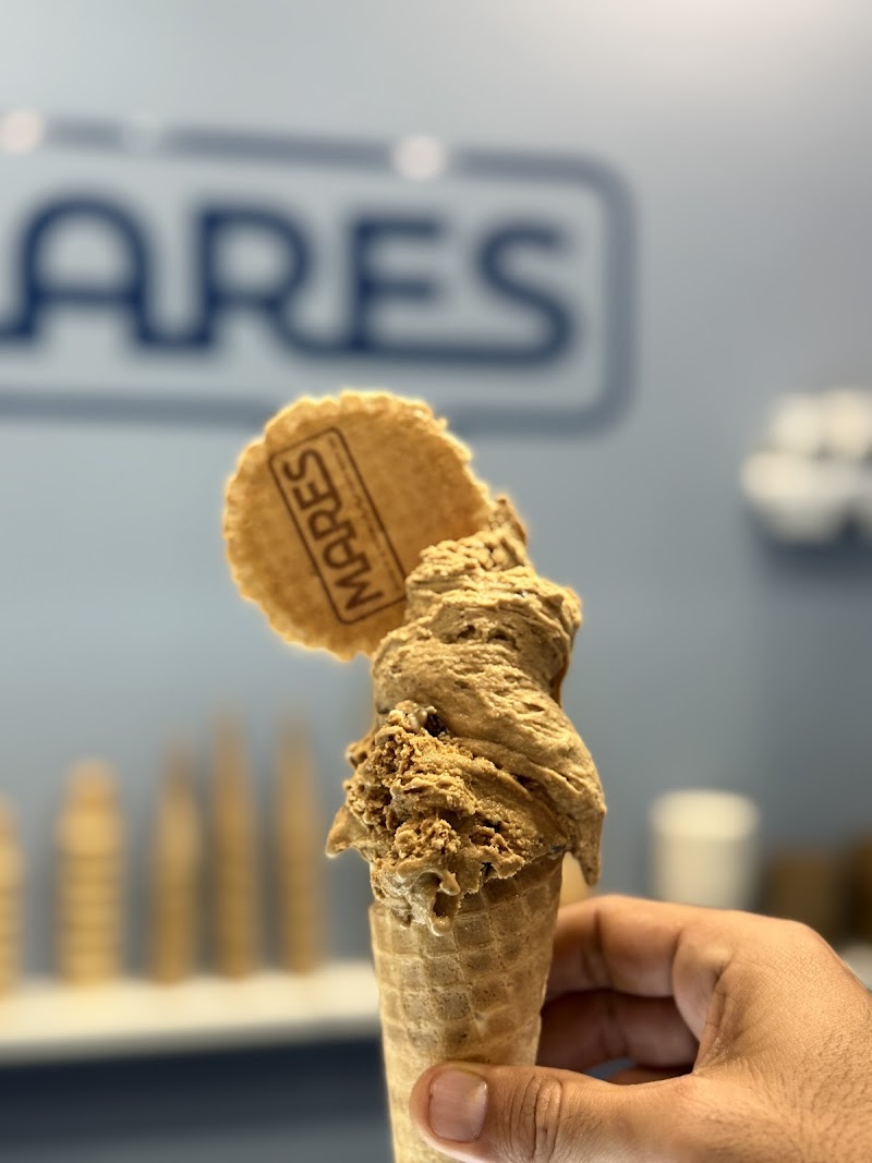 Helado artesanal de Mares en cucurucho